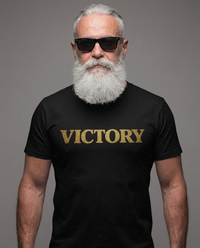 Schwarzes Victory T-Shirt, mit Gold-Glitzer-Effekt – kraftvolles Statement mit Stil