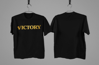 Schwarzes Victory T-Shirt, mit Gold-Glitzer-Effekt – kraftvolles Statement mit Stil