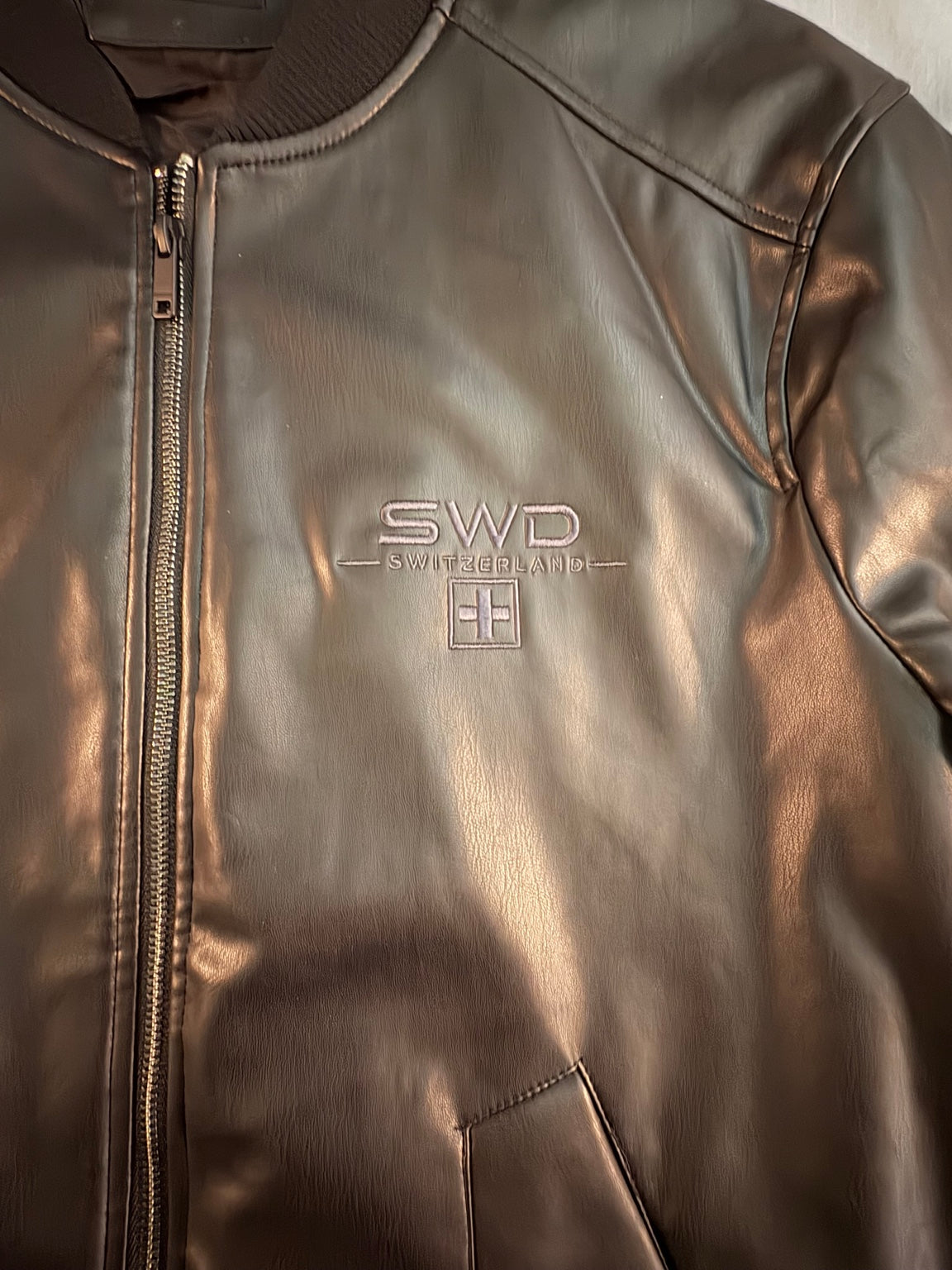 SWD Bomberjacke Schwarz – Minimalistisches Premium-Design mit Rückenstick | Southwest District