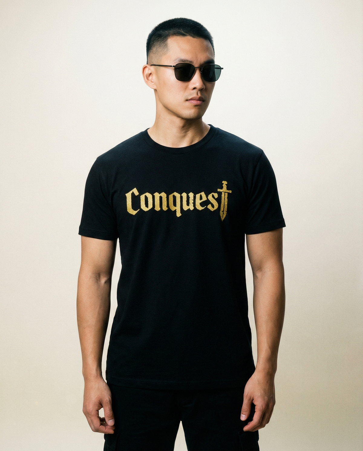 Schwarzes Conquest T-Shirt – kraftvolles Statement in Glitzer-Gold Effekt