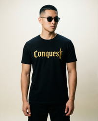 Schwarzes Conquest T-Shirt – kraftvolles Statement in Glitzer-Gold Effekt