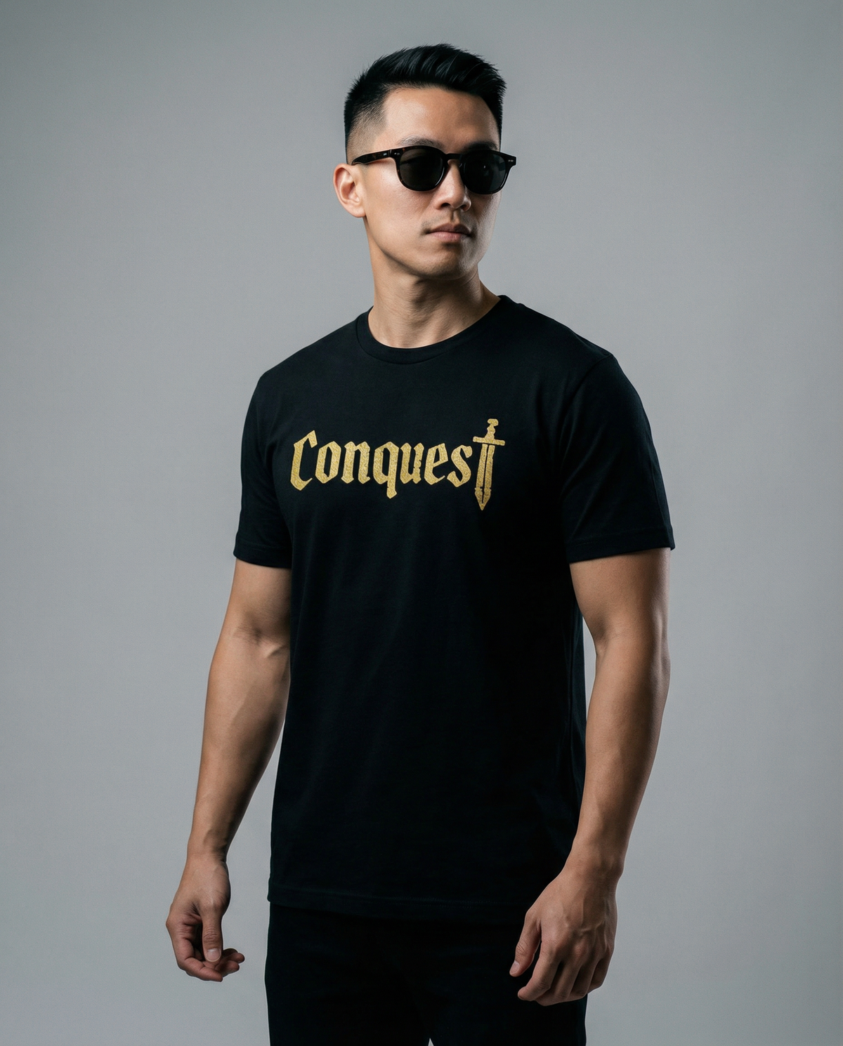 Schwarzes Conquest T-Shirt – kraftvolles Statement in Glitzer-Gold Effekt