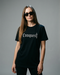 Schwarzes Conquest T-Shirt – silberner Glitzer Effekt