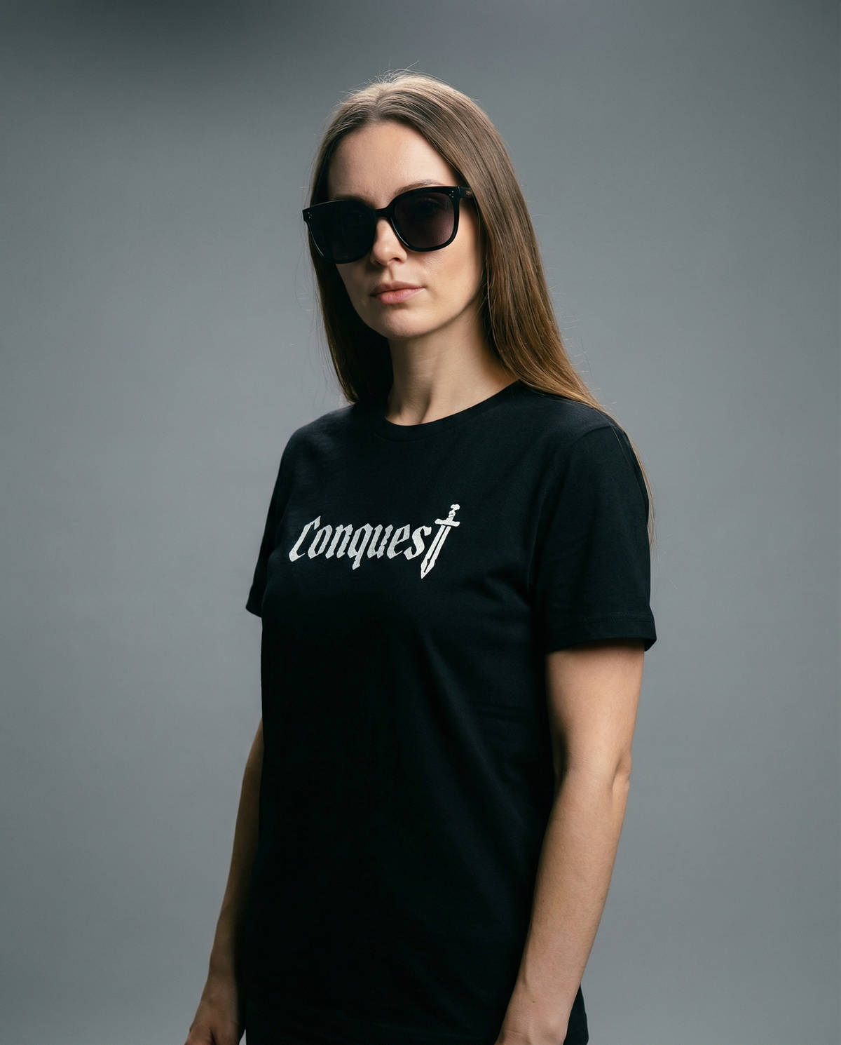Schwarzes Conquest T-Shirt – silberner Glitzer Effekt