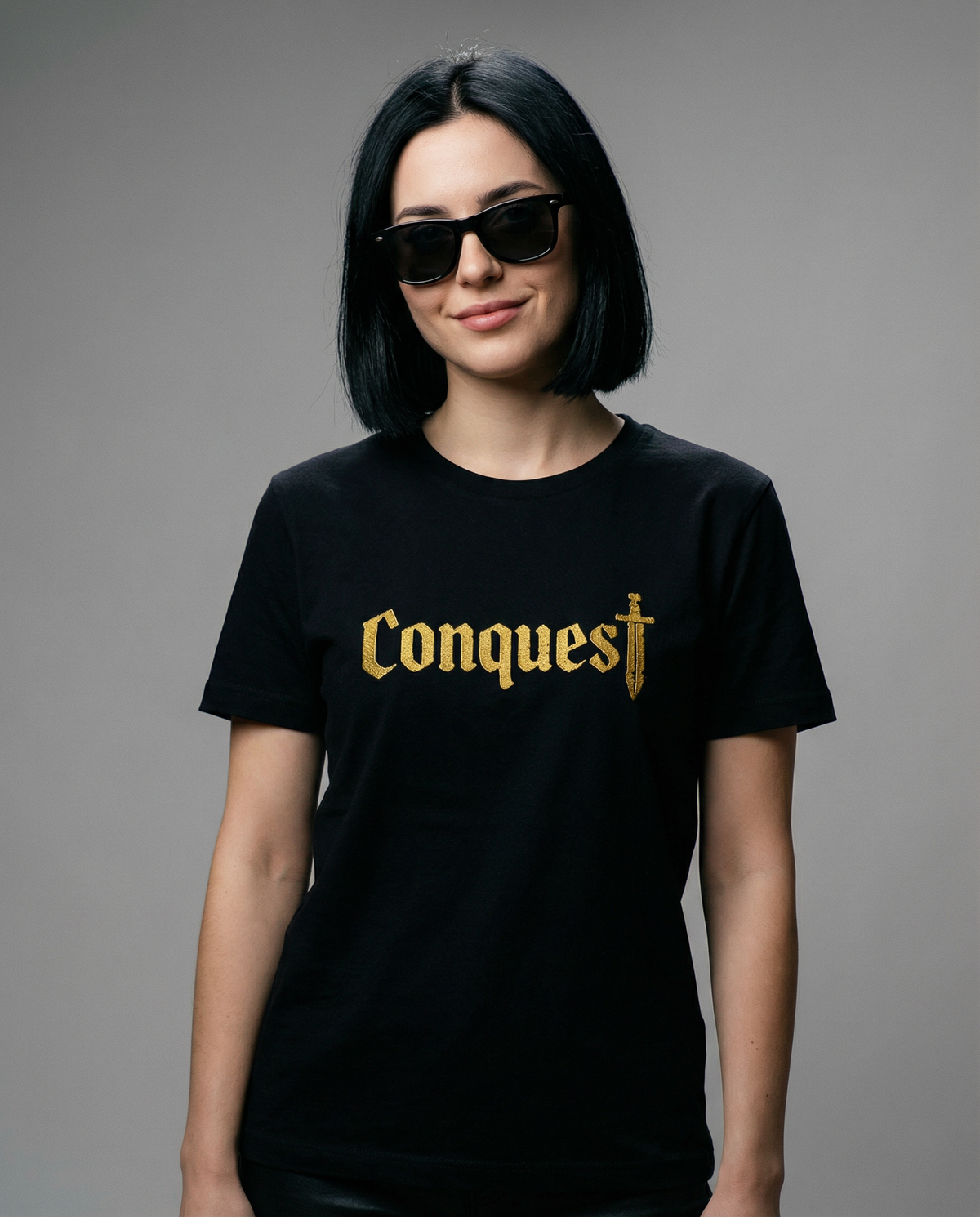 Schwarzes Conquest T-Shirt – kraftvolles Statement in Glitzer-Gold Effekt