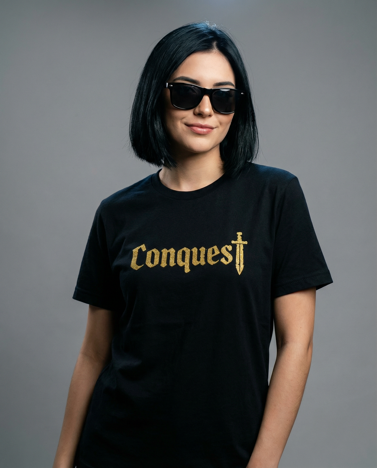 Schwarzes Conquest T-Shirt – kraftvolles Statement in Glitzer-Gold Effekt