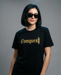 Schwarzes Conquest T-Shirt – kraftvolles Statement in Glitzer-Gold Effekt
