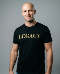 Schwarzes LEGACY T-Shirt – kraftvolles Statement in Glitzer-Gold Effekt