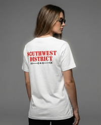 Southwest District T-Shirt – Weißer Klassiker mit Statement