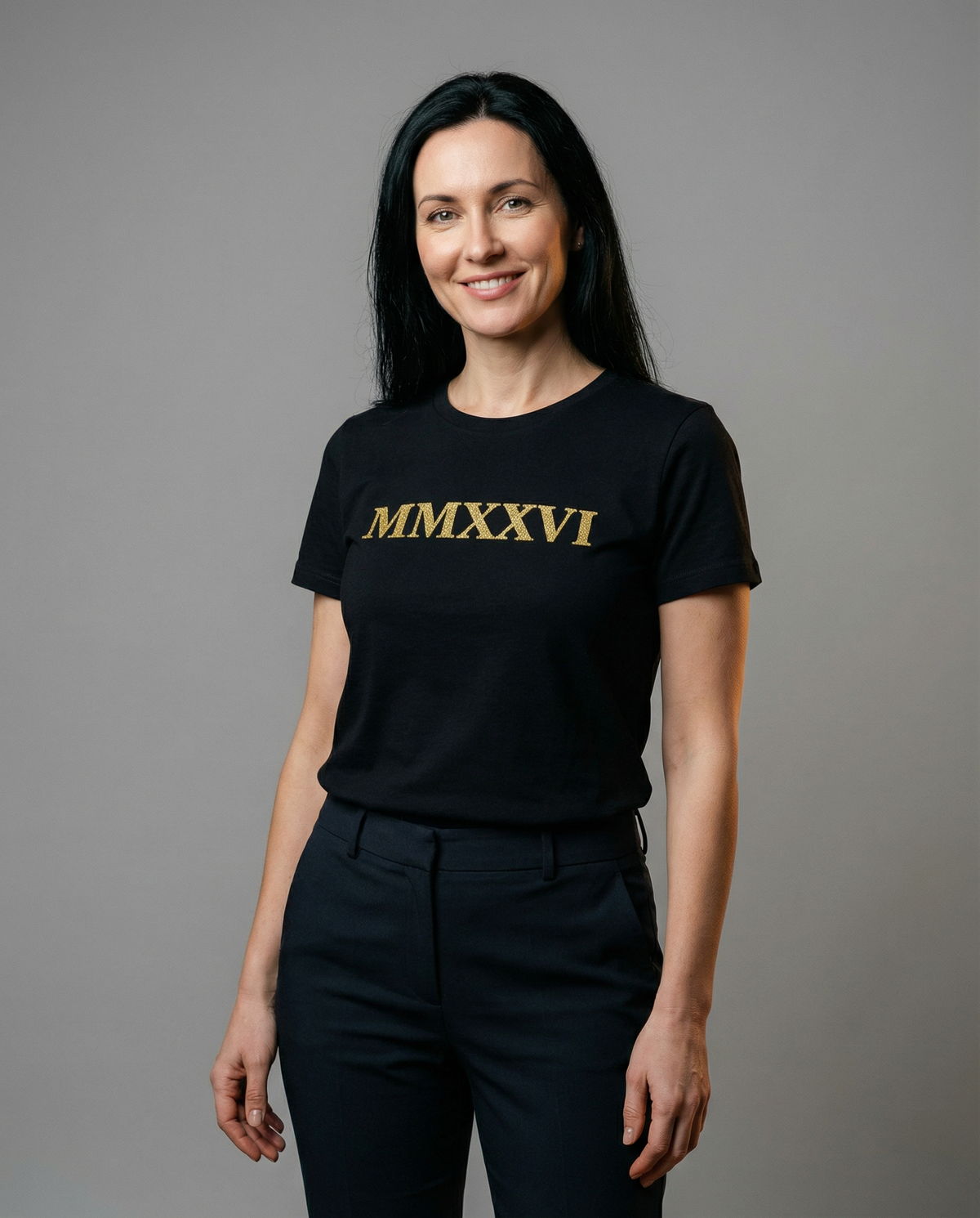 Shirt mit goldenem Glitzer-Römische-Zahlen-Design „MMXXVI“ (2026) – moderner Klassiker