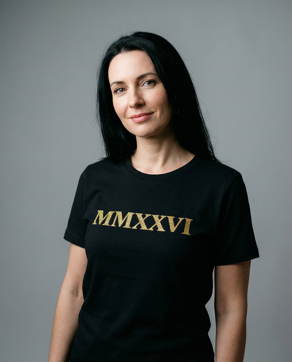 Shirt mit goldenem Glitzer-Römische-Zahlen-Design „MMXXVI“ (2026) – moderner Klassiker