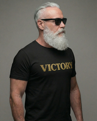 Schwarzes Victory T-Shirt, mit Gold-Glitzer-Effekt – kraftvolles Statement mit Stil