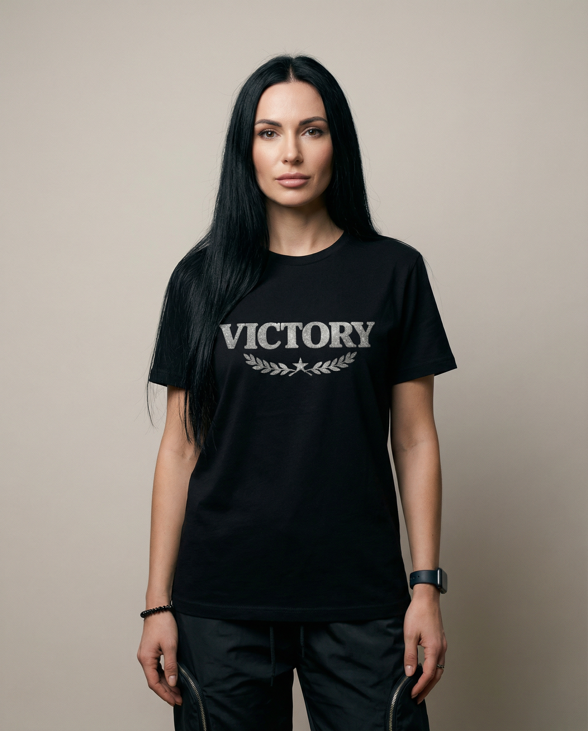 Schwarzes Victory T-Shirt, mit Silber-Glitzer-Effekt – kraftvolles Statement mit Stil (Kopie)