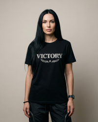 Schwarzes Victory T-Shirt, mit Silber-Glitzer-Effekt – kraftvolles Statement mit Stil (Kopie)