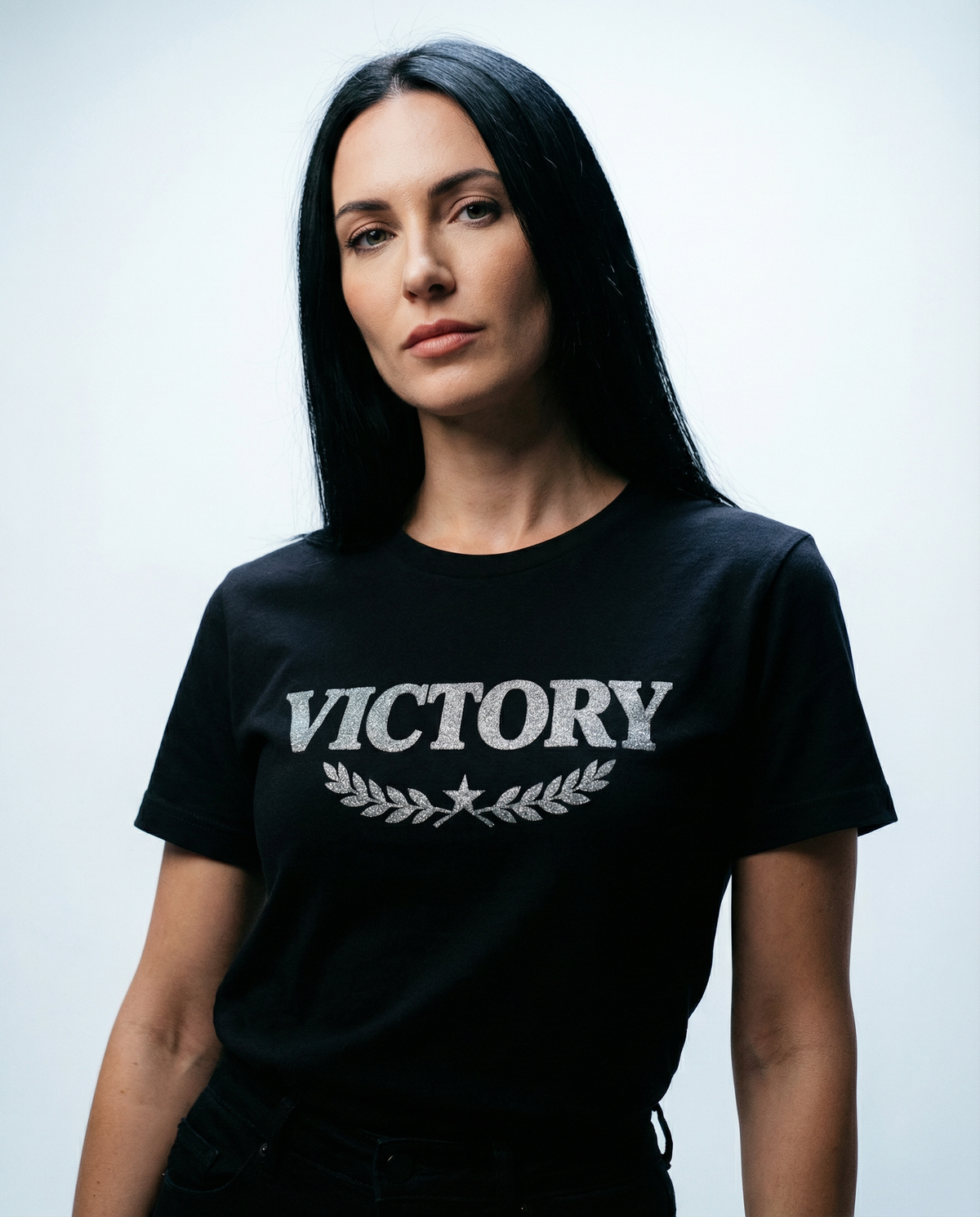Schwarzes Victory T-Shirt, mit Silber-Glitzer-Effekt – kraftvolles Statement mit Stil (Kopie)