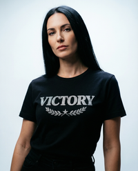 Schwarzes Victory T-Shirt, mit Silber-Glitzer-Effekt – kraftvolles Statement mit Stil (Kopie)