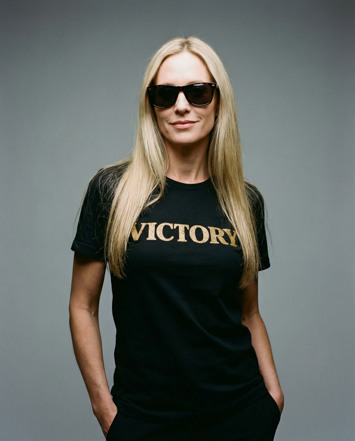 Schwarzes Victory T-Shirt, mit Gold-Glitzer-Effekt – kraftvolles Statement mit Stil