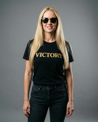 Schwarzes Victory T-Shirt, mit Gold-Glitzer-Effekt – kraftvolles Statement mit Stil
